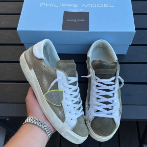 Philippe model skor - Säljer nu dessa riktigt snygga Philippe model sneakers i bra skick! | size 40 kan även funka för 41 | skick 9/10 | Kan gå ner i pris vid snabb och smidig affär |   Box samt kort ingår vid köp | tveka inte på att höra av dig🤩