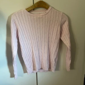 Ljusrosa  tröja - Supersöt ljusrosa kabelstickad tröja från Casual Girls Wear. 