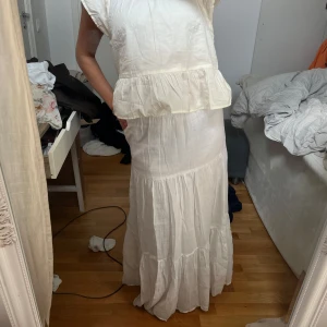 Långkjol från Gina  - Lång vit kjol från Gina Tricot 