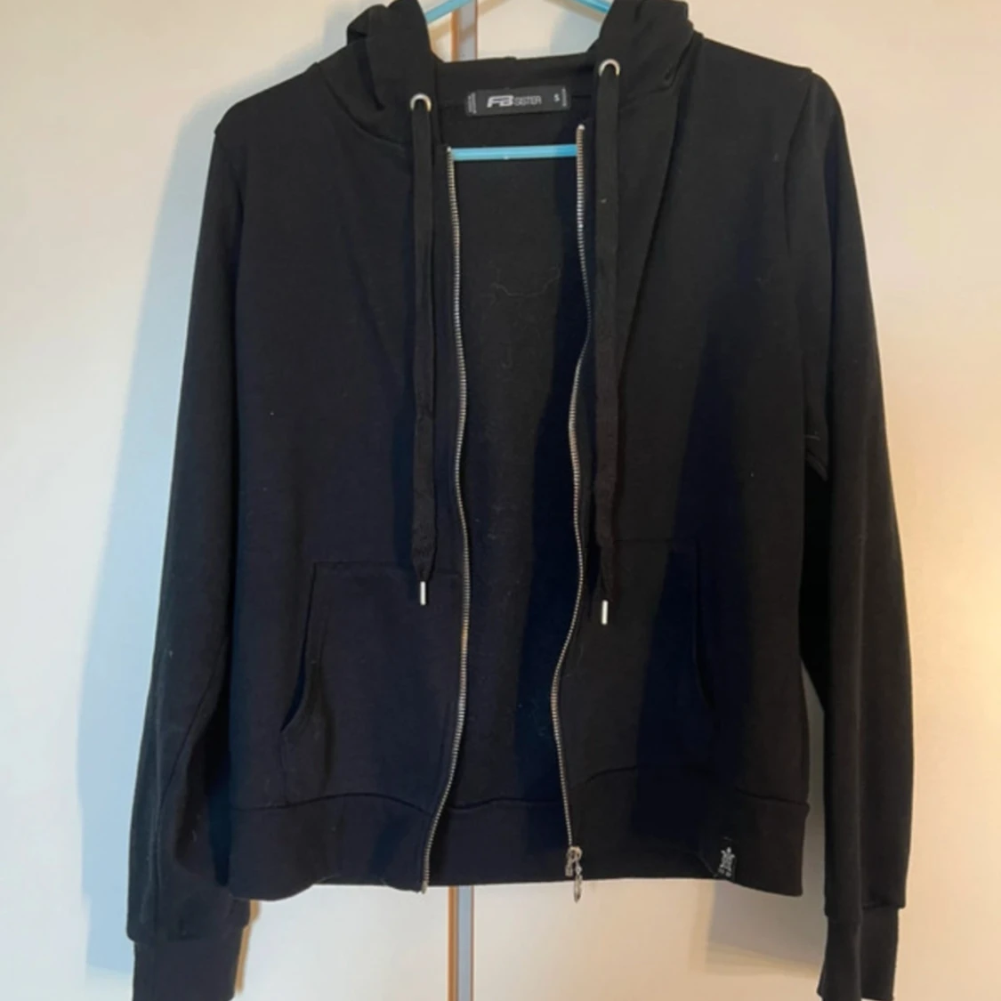 Svart hoodie med dragkedja FB Sister