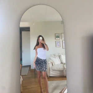Glittrig paljettkjol i silver  - Säljer en kort kjol täckt av glittriga paljetter i silver. Kjolen har rak passform och är perfekt för dig som vill sticka ut. Den har en snygg, festlig look som verkligen fångar ögat.