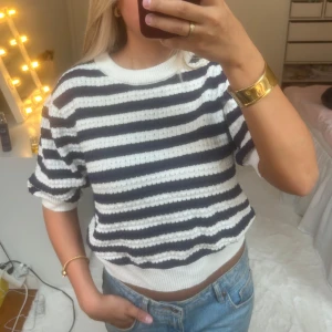 Stickad tröja  - Super söt tröja, storlek L men sitter mer som s/m