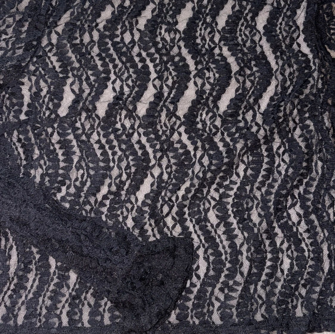 Svart spetsblus med volangkrage - 3