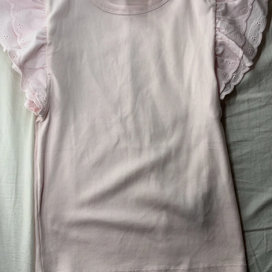 Ljusrosa topp med volangärm