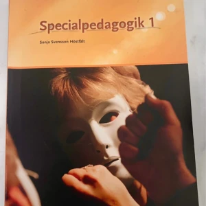 Specialpedagogik 1 - Specialpedagogik 1 ger en lättläst och pedagogisk introduktion till specialpedagogik. Perfekt för dig som pluggar vård, omsorg eller barn och fritid! Boken tar upp funktionsnedsättningar, inkludering och viktiga frågor om normer och attityder. Fylld med diskussionsuppgifter och reflektion.