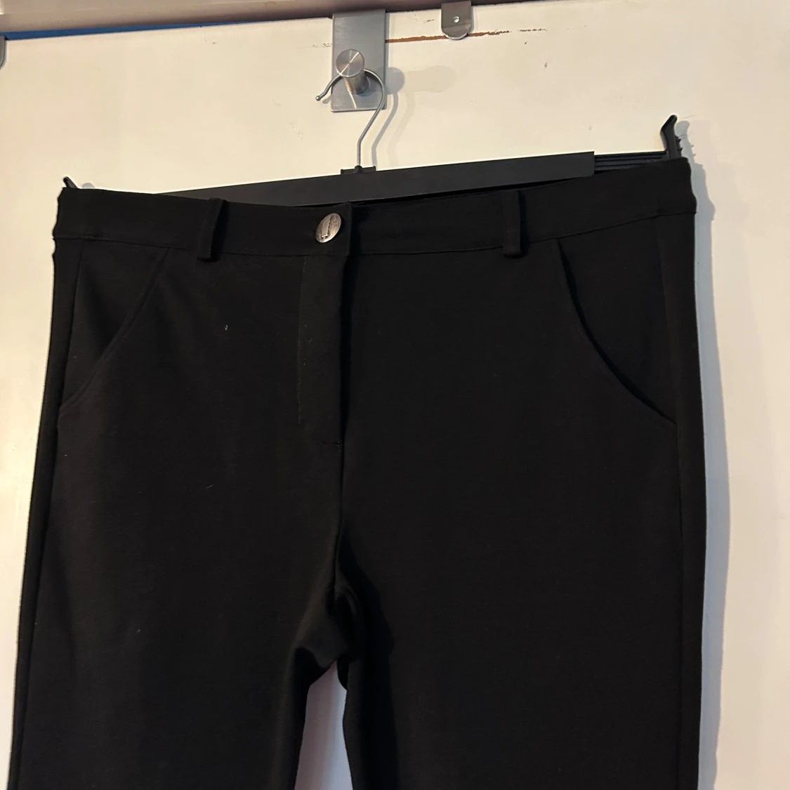 Svart stretchig finbyxa från In Town storlek 40. - 2