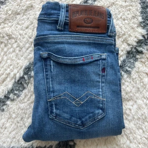 Replay jeans i blå denim - Säljer dessa riktigt feta blå replay jeans!🙌🔵 |skick: nya utan tags| storlek W31| vid några funderingar eller frågor kontakta oss!🙌