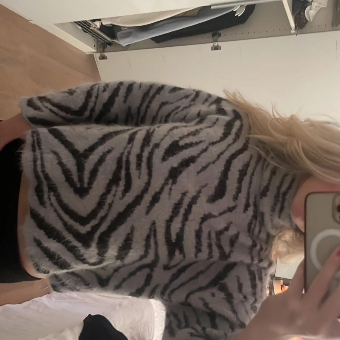 Grå zebramönstrad polotröja - 2