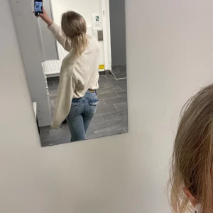 Ljusblå bootcut jeans - Säljer ett par ljusblå bootcut jeans med låg midja och trendig bakficka! Dom är i väldigt bra skick! Sälja då de är lite för små💓🌸