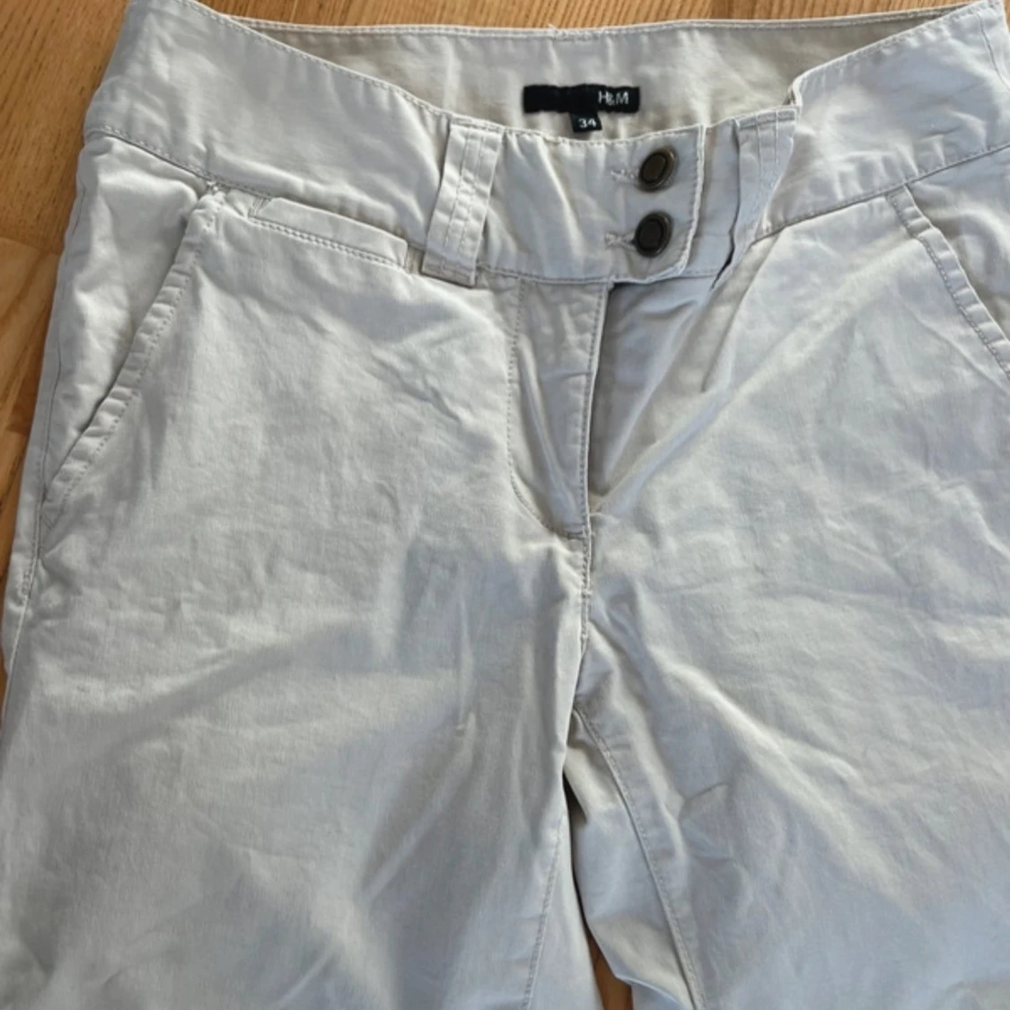 Beige byxor från H&M - 1