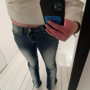 Blå jeans med tvättad effekt - Säljer ett par blå jeans med en snygg tvättad effekt. De är skit snygga och väldigt bekväma. De är i storlek 26/30. De har varit använda men inte så ofta så det är bra skick💗💗