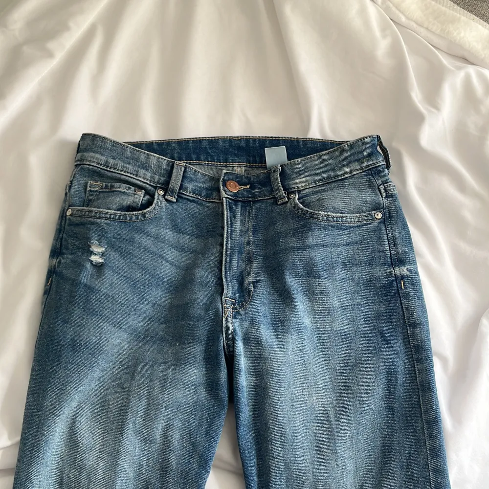 Säljer ett par snygga blå bootcut jeans med hög midja. Jeansen har en klassisk femficksdesign. Perfekta för en avslappnad stil. . Farkut & Housut.