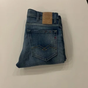 Replay jeans - Snygga blå jeans med en klassisk femficksdesign och en lätt tvättad look. De har en normal passform och är perfekta för en avslappnad stil. Byxorna har en knappgylf och bälteshällor.