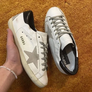 Golden goose Superstar - Säljer ett par Golden goose superstar i mycket fint skick. Skorna är i storlek 41 eu och inget og medföljer vid köp. Självklart äkta! Vid minsta lilla fundering är det bara att höra av sig 🫡