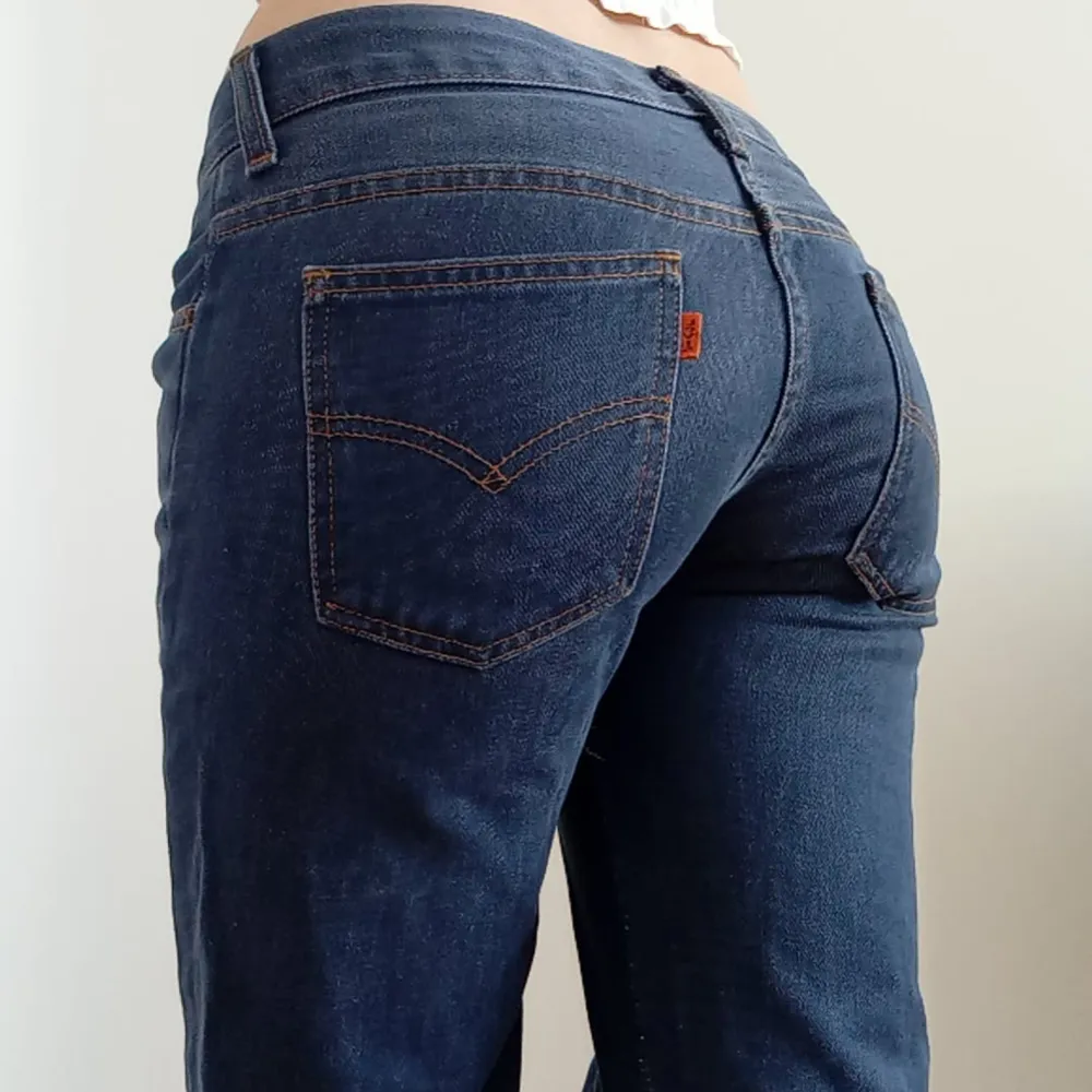 Snygga mörkblå bootcut leviś jeans med låg midja. Perfekta för en avslappnad stil med en touch av retro. Passar bra till både sneakers och klackar. Lite slitage vid låret då dom är för små men det kan lätt fixas vid säljning. Farkut & Housut.