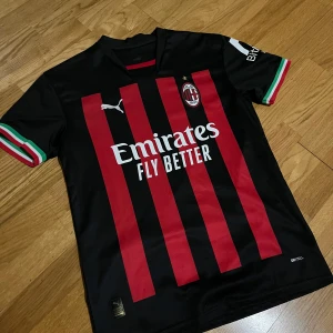 AC Milan Tröja - Säljer min AC Milan tröja, storlek S. Produkten är i väldigt bra skick. Priset kan diskuteras vid köp av snabb affär