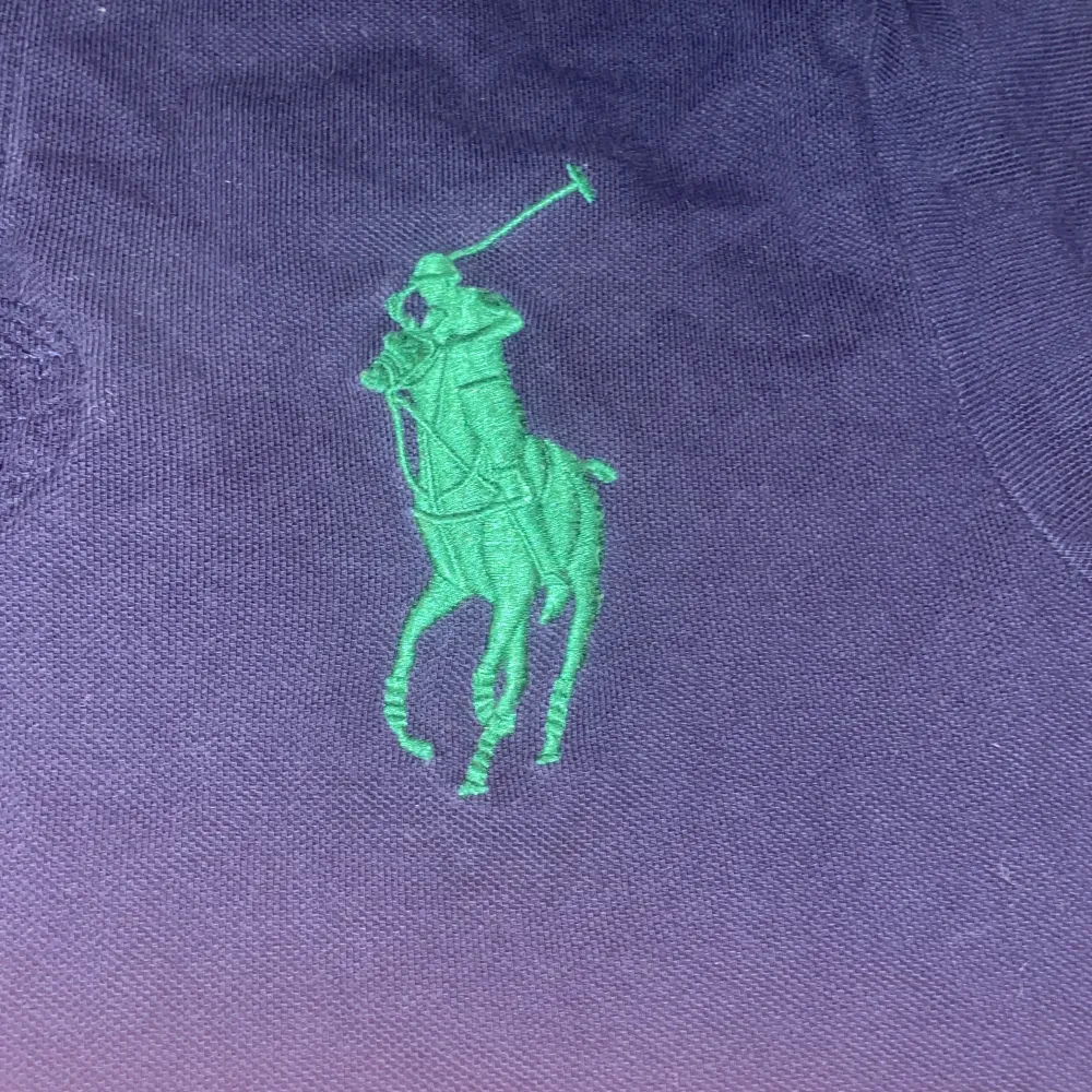 As fet cheif keef polo tröja som jag säljer då den inte riktigt passar mig, perfekt ny för sommarn, äkta och köpt på second hand i Norrköping, perfekt för y2k .. T-paidat.