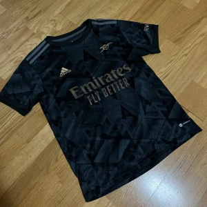 Arsenal Tröja - Säljer min Arsenal tröja, storlek S. Produkten är i väldigt bra skick. Priset kan diskuteras vid köp av snabb affär