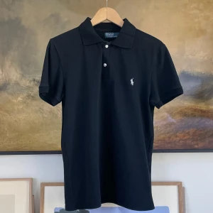 Ralph Lauren Piké - Säljer en snygg Piké från Ralph Lauren, perfekt till sommaren☀️ | Skick: 8/10 Storlek: S | Mått: Axelbredd: 41cm Axel till midja: 63cm Ärmen: 18cm | Nypris: 1595kr Mitt pris: 399kr | Tveka inte på att ställa frågor privat!💯