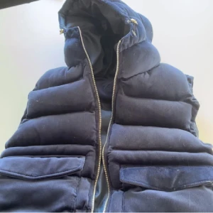 Mörkblå dunväst - Snygg mörkblå mocka väst knappt använd i storlek s