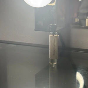 Perenne Amore parfymprov - Ett litet parfymprov från Perenne Amore i en genomskinlig glasflaska med svart lock. Perfekt för att testa doften innan du köper en större flaska. Lätt att ta med i väskan för en snabb uppfräschning under dagen.