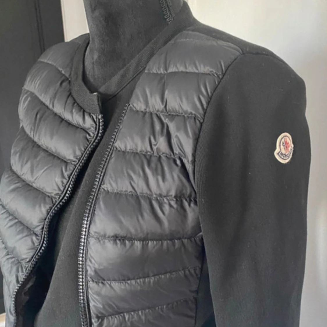 Svart cardigan från Moncler (pris kan diskuteras)  - 1