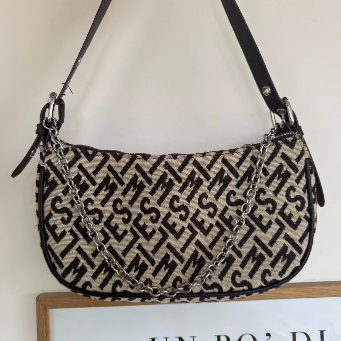Mönstrad axelväska med kedjedetalj - 3