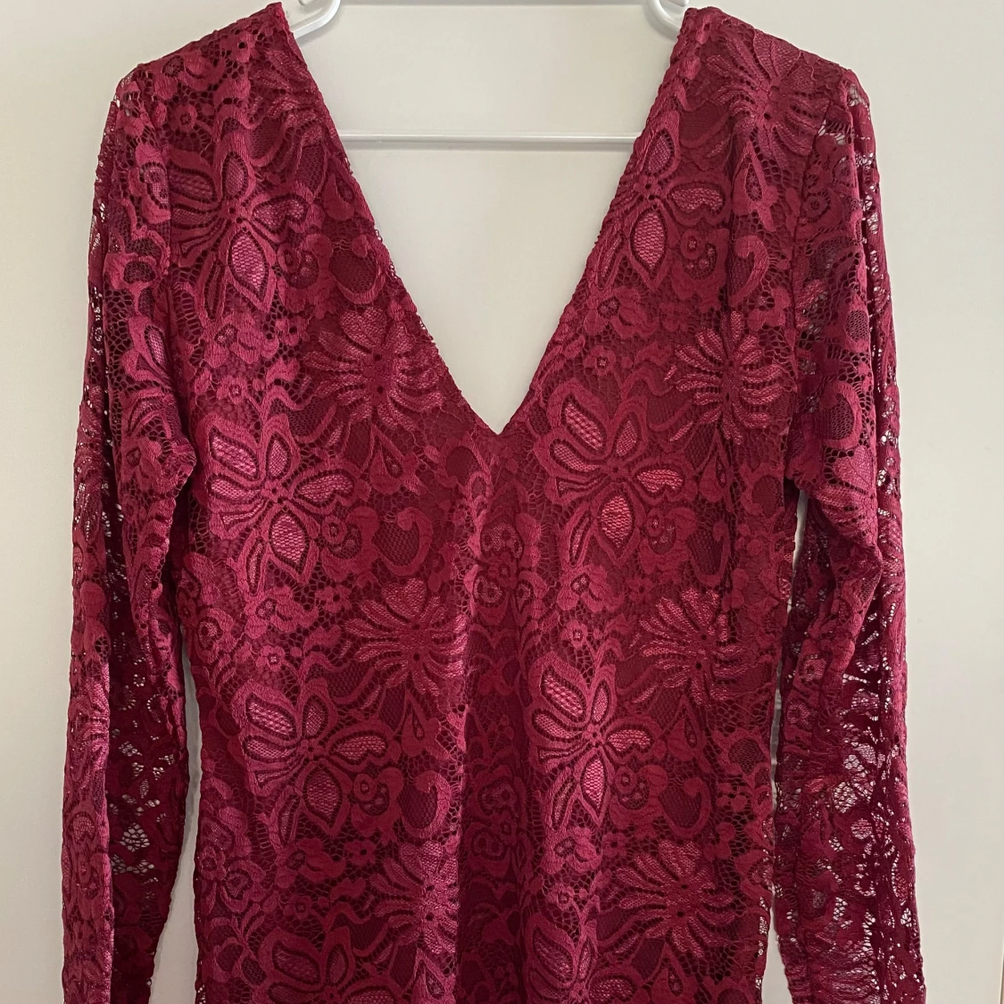 Röd spets klänning