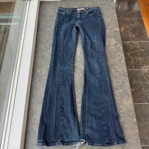 Lågmidjade jeans  - Super snygga miss sixstt jeans som tyvärr är försmå så har ingen bild på. Inerbens längde: 84cm Midjemått: 37cm Midjehöjd: 21cm Jeansen är stretchiga💕