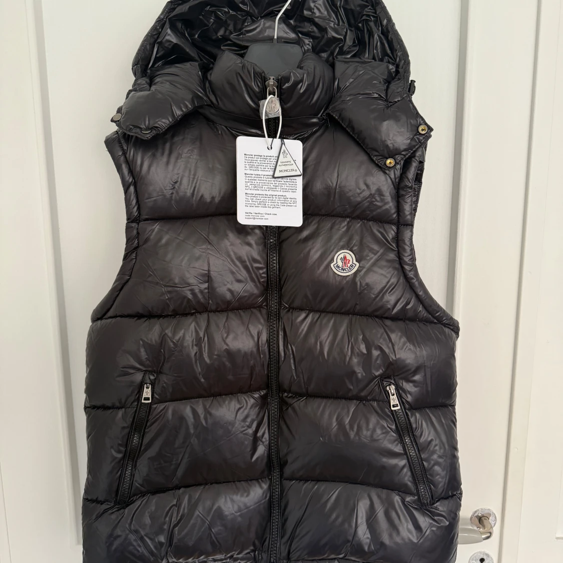 Svart dunväst från Moncler