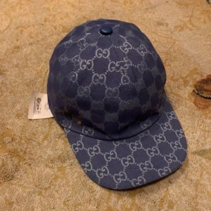 Gucci keps - Hej säljer min blåa gucci keps som jag inte använder. Helt ny oanvänd. passar bra till sommaren. Hör av er för mera bilder.
