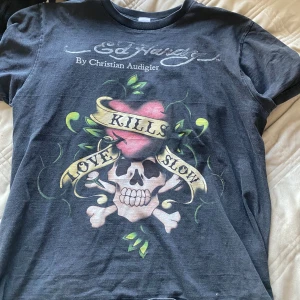Ed hardy t shirt  - As fet Ed Hardy t shirt. Storleken på lappen har försvunnit men skulle säga att den är M/L