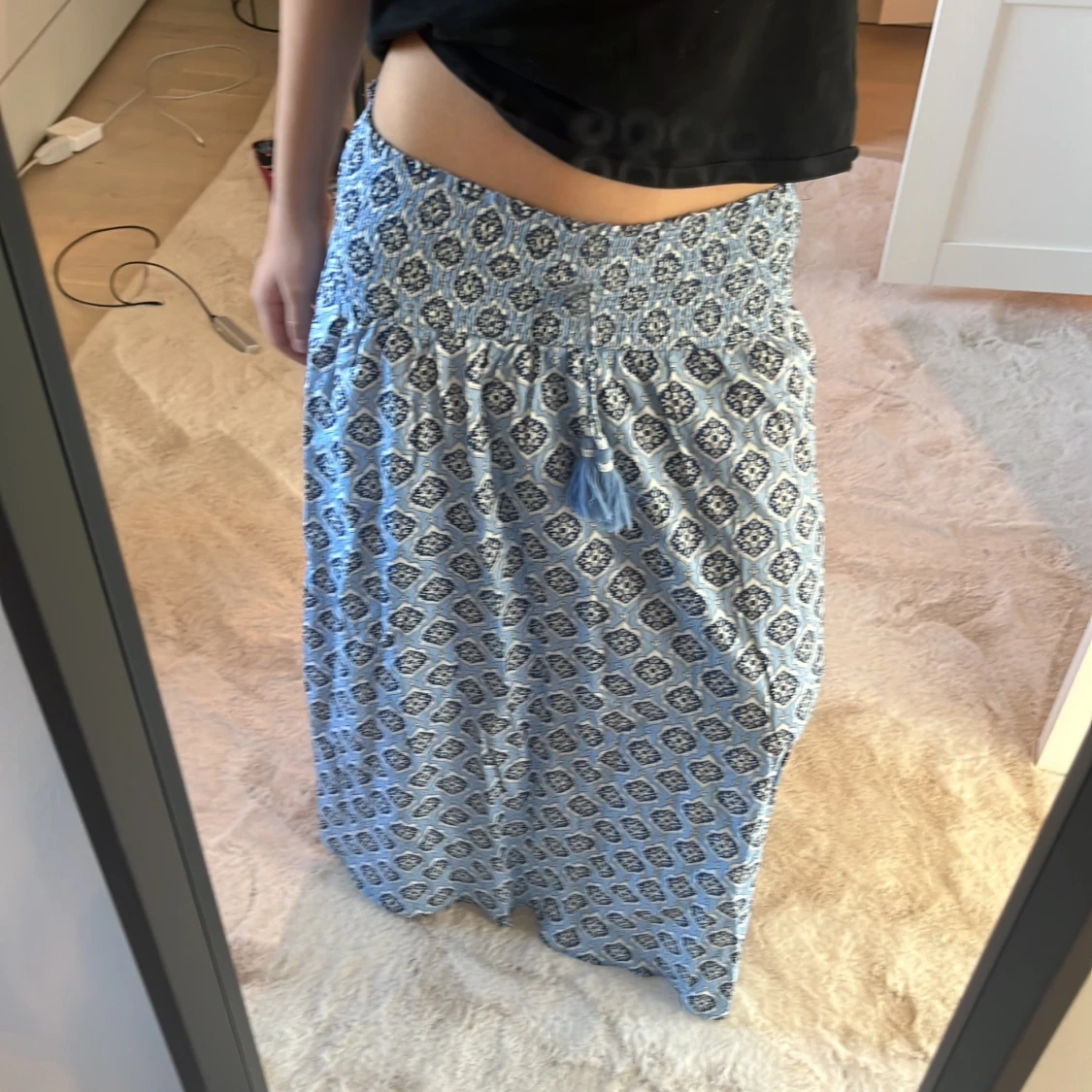 Blå mönstrad kjol från Gina Tricot