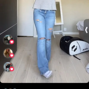 Blå jeans med slitningar - Snygga blå jeans med slitningar på knäna och låren. De har en normal passform och är perfekta för en avslappnad stil. Jeansen har en klassisk femficksdesign och är tillverkade i ett bekvämt denimtyg.
