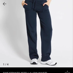 Svarta mjukisbyxor från 157 - Säljer ett par svarta mjukisbyxor från 157 i storlek XS. Byxorna har en låg midja och är tillverkade i ett mjukt material med snörning i midjan för justerbar passform. Perfekta för en avslappnad stil.