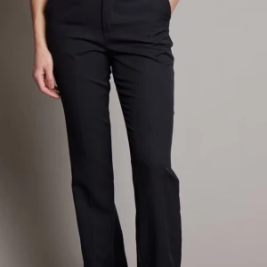 Svarta kostymbyxor från BikBok - Vilma kostymbyxa. Snygga svarta kostymbyxor från BikBok med en klassisk design. Byxorna har en medel hög midja och en rak passform som ger en stilren look.  Ny pris 499kr, priset kan diskuteras 🫶🏻