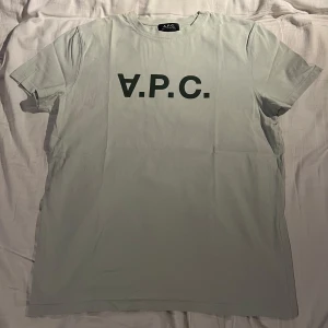  T-shirt från A.P.C. - Väldigt ljus lite mintig A.P.C t-shirt med olivgrön text! Skriv me frågor!