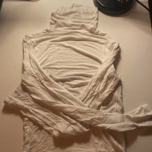 Vit polotröja från H&M - Säljer en vit polotröja från H&M