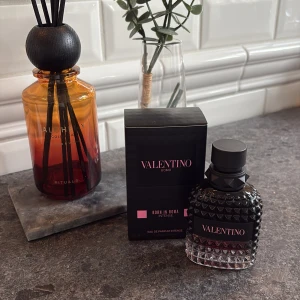 Valentino Uomo Born in Roma Intense - Säljer en exklusiv parfym från Valentino, Born in Roma Intense. Flaskan har en lyxig design med nitar och en elegant svart färg. Förpackningen är stilren i svart med rosa detaljer. Perfekt för den som vill ha en intensiv och sofistikerad doft. 2/3 tredjedelar kvar