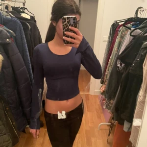 Mörkblå croppad topp - Säljer en mörkblå croppad topp med långa ärmar. Den har runt skönt matrial perfekt till vår/sommar! Den är inte använd bara testad på!🥰