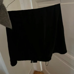 Svart kjol från Pieces - Säljer en stilren svart kjol från Pieces i storlek M. Kjolen har en enkel design och är perfekt för olika tillfällen. Den är gjord i ett mjukt och bekvämt material.