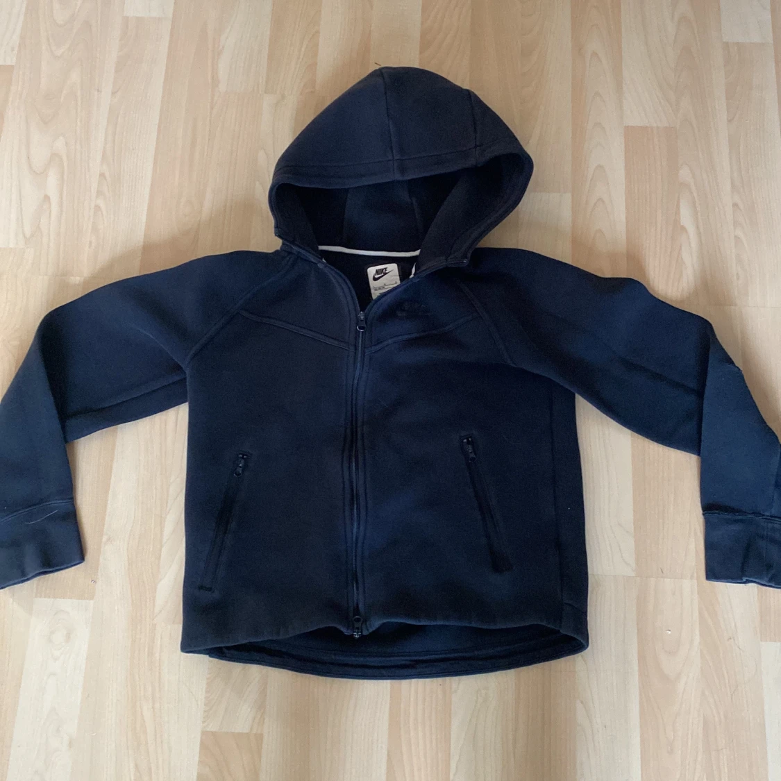 Svart huvtröja från Nike