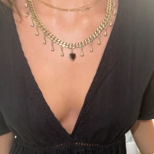 Maria Nilsdotter halsband - Ett guldigt drop of heart necklace från Maria Nilsdotter. Nypris 10 495kr. Guldplateringen har flagnat av lite, men går att fixa hos Maria Nilsdotters butik!! 