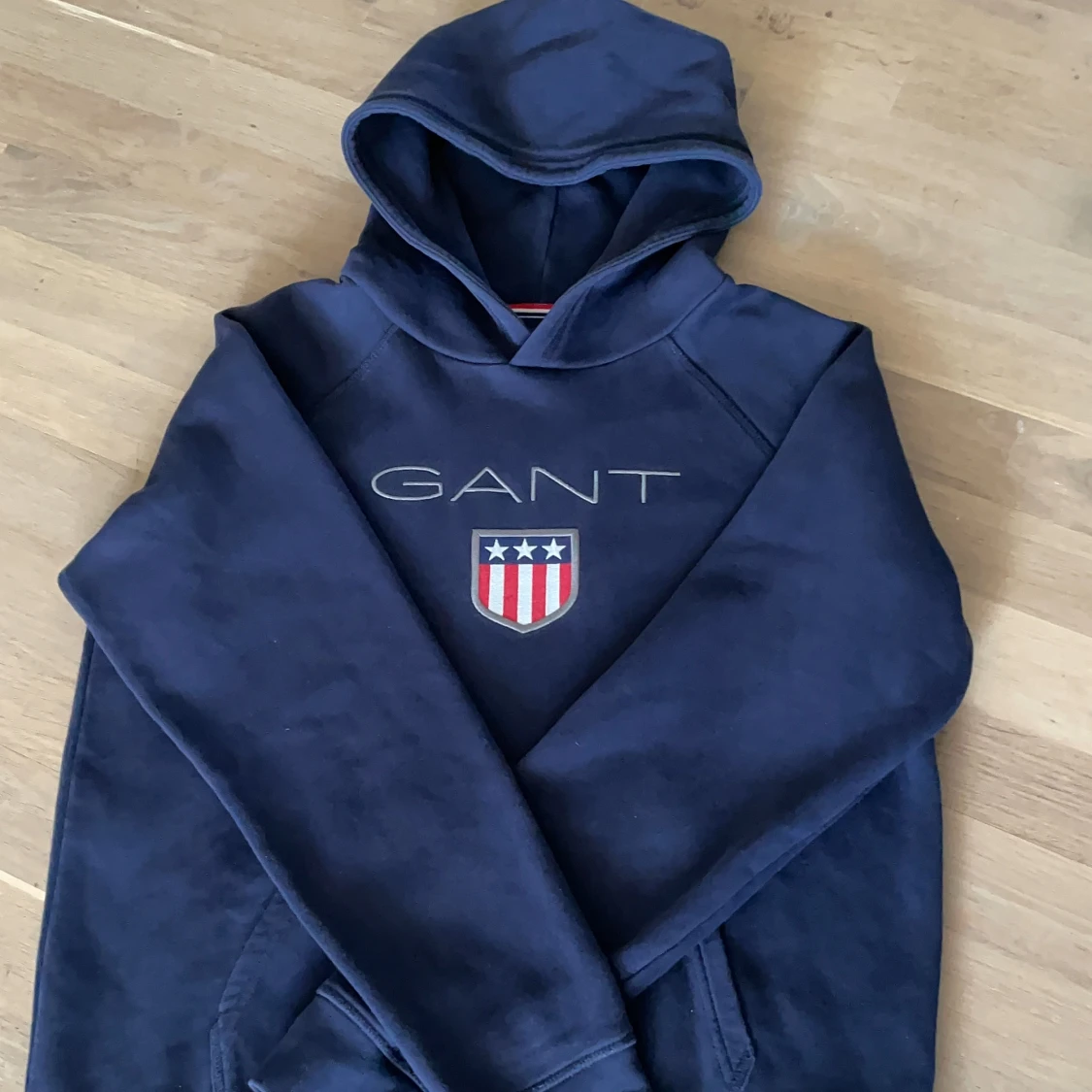 Blå hoodie från GANT