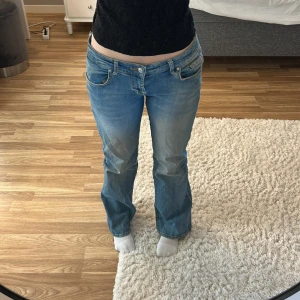 Blå jeans från LTB - Säljer ett par snygga lågmidjade blå jeans från LTB. De är i modellen Roxy💕 använd fåtal gånger men inget som syns  