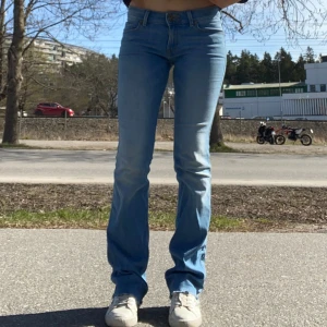 Jeans - Snygga blå jeans från Lee med bootcut och låg midja. De är avklippta ner till så skulle säga att de passar 160-167🥰