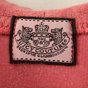 Rosa hoodie från Juicy Couture - Säljer en snygg rosa hoodie från Juicy Couture! Den har dom gamla detaljerna men har nån lös tråd och lite handuksmaterial 💕 säljer pga av flytt så pris går att diskuteras vid snabbt köp 💕