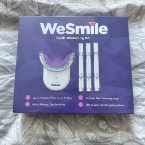 WeSmile Teeth Whitening Kit Tandblekning  - Helt ny WeSmile Teeth Whitening Kit med LED-booster och tre gelpennor. Den är fortfarande inplastad så helt ny och oöppnad!! Upp till 7 nyanser vitare tänder på 12 dagar. Inkluderar nyanskarta och manual. Vegansk och säker för känsliga tänder. Pris på hemsidan 599kr