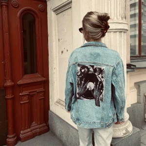 RHYTHM 004 - Jeansjacka från JAQUÍ med trycket RHYTHM 004 Ärmlängd (från armhåla): 43 cm Byst: 53 cm Längd: 65 cm Storlek: S Modellen är 170 cm lång.