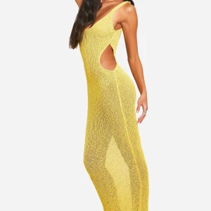 Gul klänning från Boohoo - Snygg gul klänning från Boohoo med en öppen rygg och tight passform. Klänningen har en lång längd och är i strechigt material. Med prislapp.